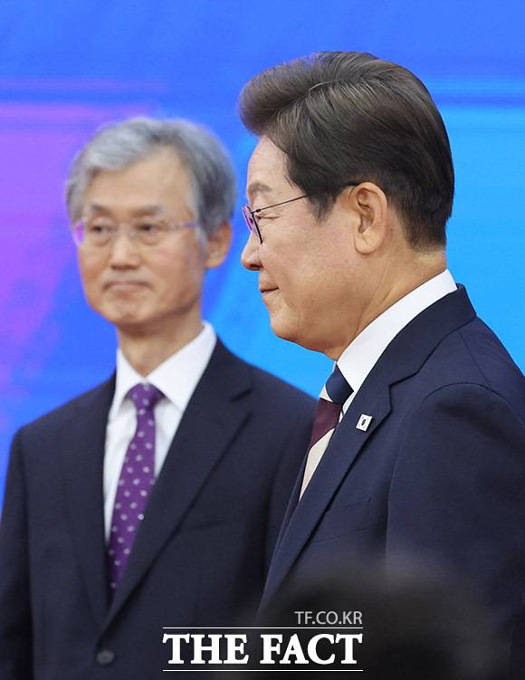 이재명 대통령의 공직선거법 위반 사건을 유죄 취치로 파기환송한 조 대법원장(왼쪽)과 제21대 대통령으로 당선된 이 대통령. /국회사진기자단