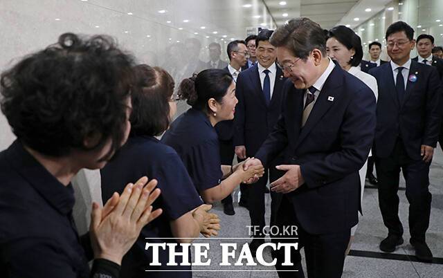 이재명 대통령이 4일 오전 서울 여의도 국회 로텐더홀에서 '취임선서'를 마친뒤 청소근로자들과 인사 하고 있다. /국회사진기자단