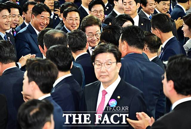 이재명 대통령이 4일 오전 서울 여의도 국회 로텐더홀에서 열린 '취임선서'에 참석한 가운데 권성동 국민의힘 원내대표가 시선을 회피하고 있다. /국회=배정한 기자