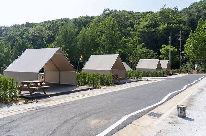 성남 율동공원 오토캠핑장 데크사이트(텐트). 성남시 제공
