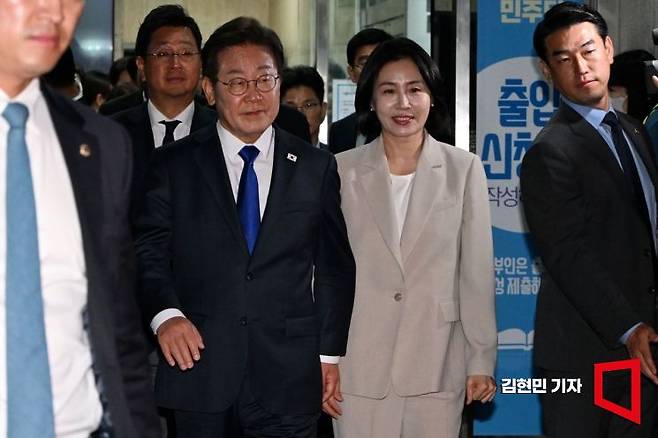 이재명 대통령과 부인 김혜경 여사가 4일 서울 여의도 중앙당사를 방문한 뒤 나서고 있다. 2025.6.4 김현민 기자