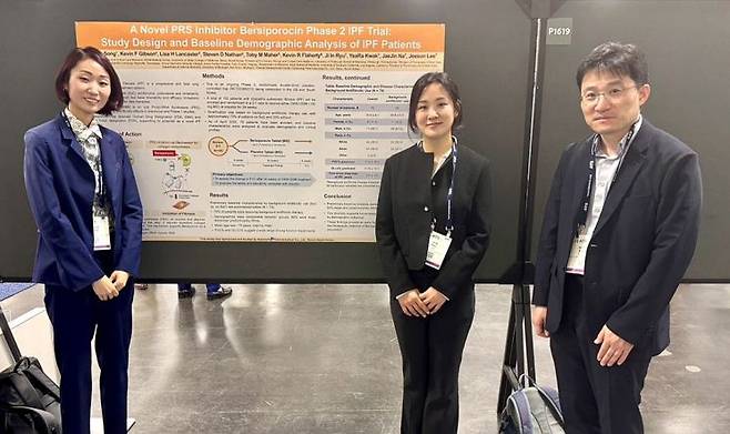 송진우 서울아산병원 호흡기내과 교수(맨 오른쪽)가 베르시포로신 포스터 발표 현장에서 관계자들과 함께 기념사진을 촬영하고 있다. 사진제공=대웅제약