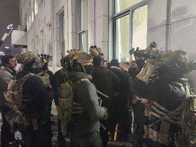 4일 국회의사당 본관에 계엄군 20여명이 국회 본관에 유리창을 부수고 진입을 시도 하고 있다. 김현민 기자