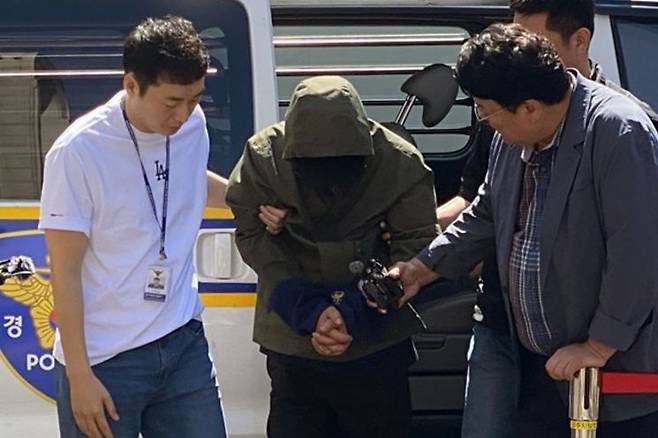 생활고를 비관해 아내와 아들 2명을 살해한 혐의로 체포된 지모(49) 씨가 4일 오전 광주지방법원에서 열린 구속 전 피의자 심문(영장실질심사)에 출석하고 있다. 연합뉴스