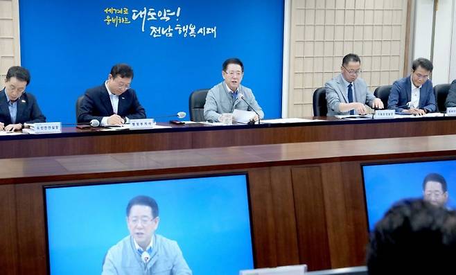 김영록 전라남도지사가 4일 오전 도청 서재필실에서 새정부 출범 관련 간부회의를 주재하고 있다. 전남도 제공