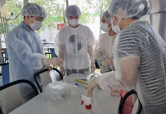 영주시보건소가 식중독 발생 현장대응 모의훈련을 진행하고 있다. 영주시 제공