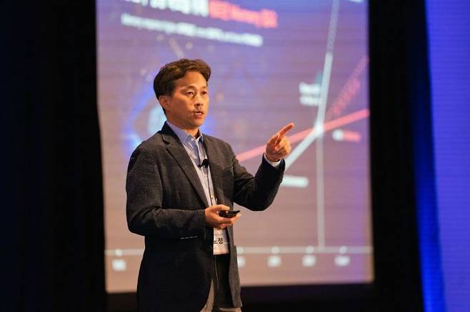 '2025 SK 글로벌 포럼'에서 곽노정 SK하이닉스 대표가 연설을 하고 있다. SK하이닉스 미주법인 링크드인.