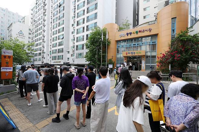 제21대 대통령 선거일인 3일 서울 동대문구 장안어린이도서관에 마련된 장안제2동 제5투표소에서 유권자들이 투표하기 위해 줄지어 기다리고 있다./뉴시스