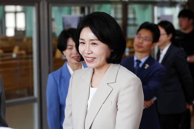지난달 27일 오전 전남 고흥군 소록도 내 중앙교회에서 더불어민주당 이재명 대선 후보의 배우자 김혜경 여사가 내부를 둘러보고 있다./연합뉴스