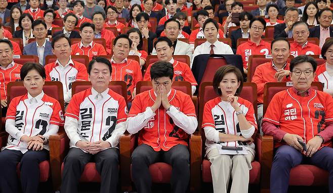 출구 조사에 ‘침통’ - 국민의힘 선대위 관계자들이 3일 국회도서관에 마련한 상황실에서 침통한 표정으로 출구 조사 결과를 지켜보고 있다. 맨 앞줄 왼쪽부터 양향자, 안철수, 김용태, 나경원, 권성동 선대위원장. /김지호 기자