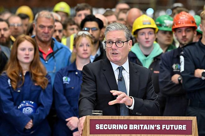 키어 스타머 영국 총리가 2일 영국 스코틀랜드 글래스고에 위치한 BAE 시스템즈의 고반 조선소를 방문해 연설을 하고 있다. 그는 이날 '영국의 미래를 지킨다'는 제목의 새 국방 계획을 발표했다. /로이터 연합뉴스