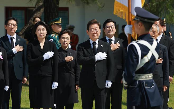 이재명 대통령과 김혜경 여사가 4일 서울 동작구 국립서울현충원에 도착해 현충탑 참배 중 이동하며 국기에 경례하고 있다. /연합뉴스