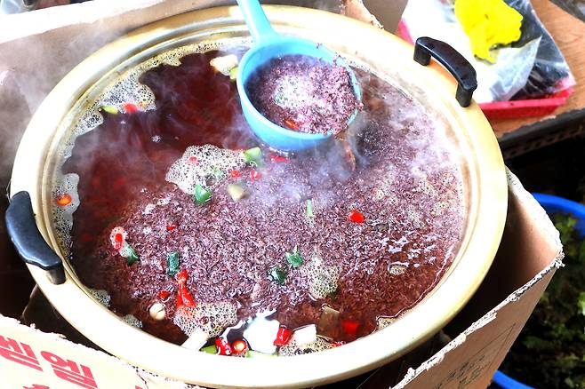 강릉 중앙시장에서 만난 부새우./김준