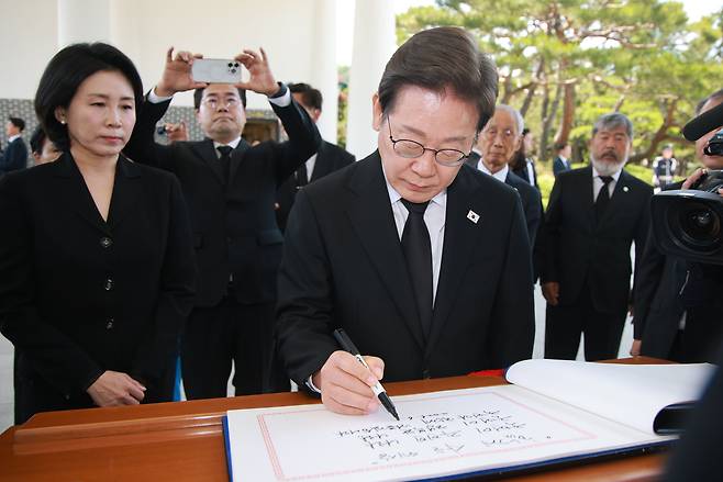 이재명 대통령이 4일 서울 동작구 국립서울현충원에서 현충탑 참배 뒤 방명록을 작성하고 있다. /연합뉴스