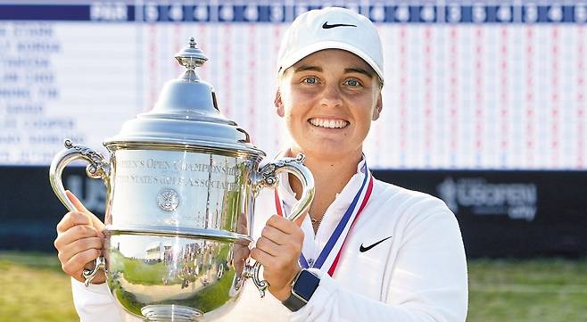 마야 스타르크가 2일 미국 위스콘신주 에린 힐스에서 끝난 US여자오픈 우승 트로피를 들고 있다. /AP 연합뉴스