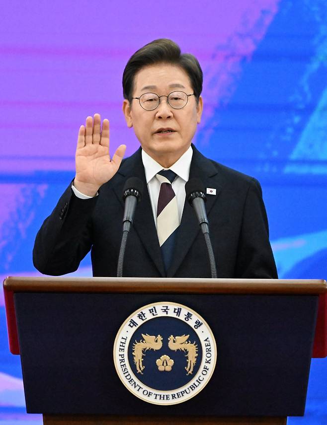 이재명 대통령이 4일 서울 여의도 국회에서 열린 제21대 대통령 취임선서식에서 취임 선서를 하고 있다. /국회사진기자단