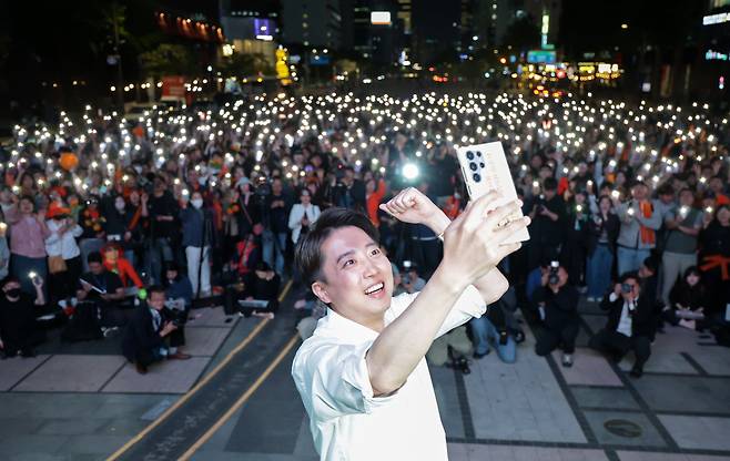이준석 개혁신당 대통령 후보가 공식 선거운동이 시작된 지난달 12일 서울 중구 청계광장에서 가진 서울 첫 집중유세에서 유세차량에 올라 셀카를 찍고 있다./뉴스1