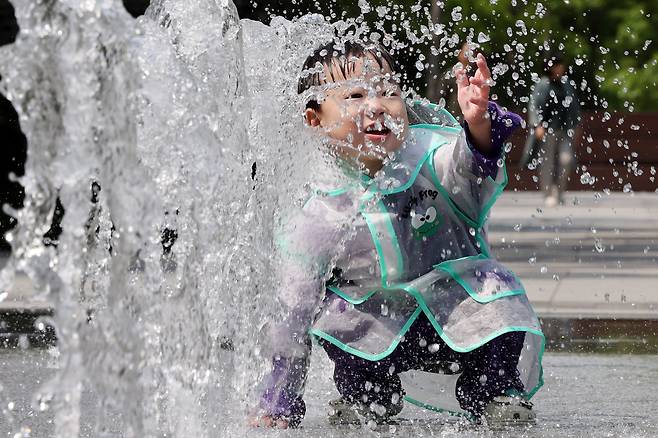 지난달 20일 서울 종로구 광화문광장 바닥분수에서 어린이들이 물놀이를 하며 더위를 식히고 있다. /뉴스1