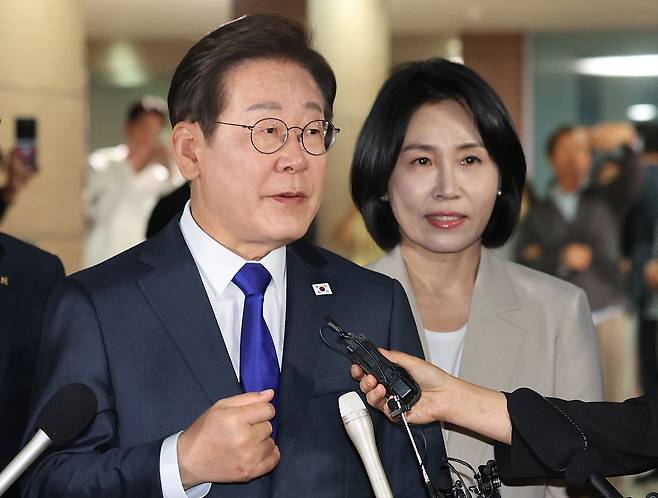 이재명 더불어민주당 대통령 후보가 3일 밤 당선이 확실시된 가운데 인천 계양구 자택에서 나와 소감을 밝히고 있다. 오른쪽은 부인 김혜경 여사. /뉴스1