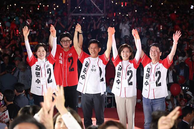 김문수 국민의힘 대선 후보가 2일 서울시청 앞 서울광장에서 열린 피날레 유세에서 지지를 호소하고 있다. 오른쪽부터 안철수, 나경원 의원, 김 후보, 한동훈 전 대표. /뉴스1