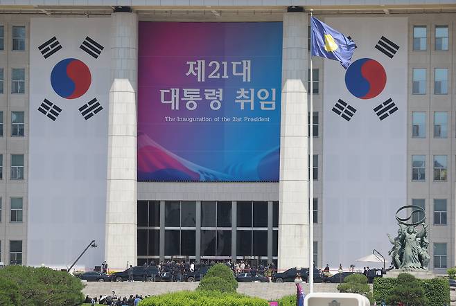 <YONHAP PHOTO-2797> 국회 도착한 이재명 대통령    (서울=연합뉴스) 류영석 기자 = 이재명 제21대 대통령이 4일 취임선서식이 열리는 서울 여의도 국회 본청에 도착하고 있다. 2025.6.4    ondol@yna.co.kr/2025-06-04 11:04:11/<저작권자 ⓒ 1980-2025 ㈜연합뉴스. 무단 전재 재배포 금지, AI 학습 및 활용 금지>