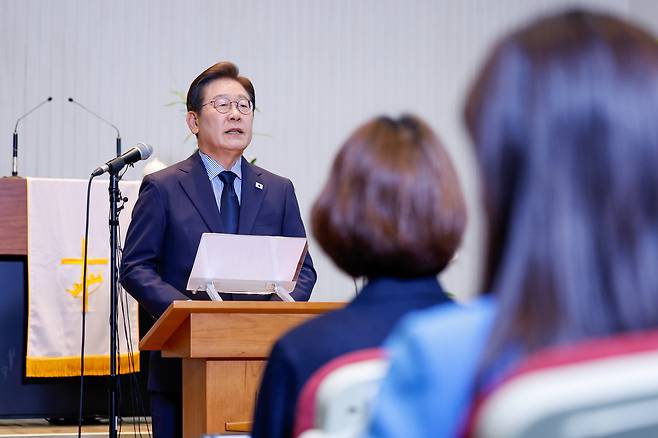 이재명 더불어민주당 대통령 후보가 제21대 대통령선거를 하루 앞둔 2일 오후 경기 성남시 주민교회에서 지지를 호소하며 마지막 대국민 기자회견을 하고 있다. /뉴스1