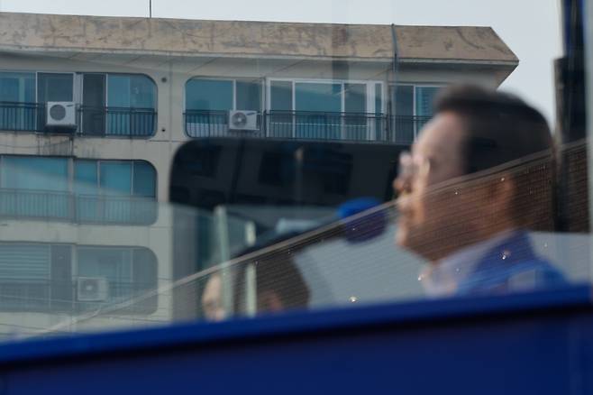 이재명 더불어민주당 대통령 후보가 제21대 대통령선거 사전투표 첫날인 지난달 29일 오후 서울 서초구 고속버스터미널광장에서 지지를 호소하고 있는 가운데 이 후보 너머로 반포의 한 아파트가 보이고 있다. /뉴스1