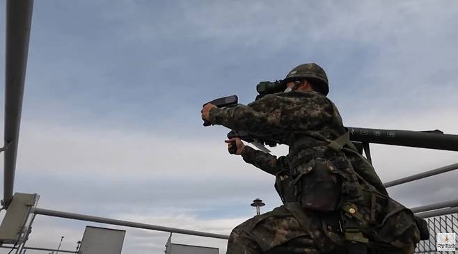 서울의 한 고층 빌딩 옥상에 대공 무기가 설치돼 있다. /국방뉴스 유튜브