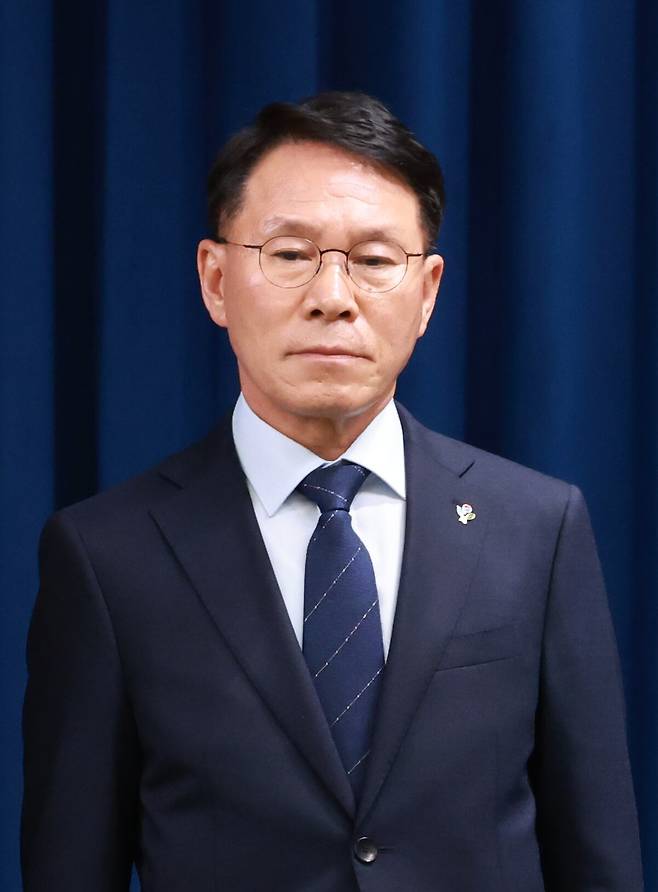 4일 서울 용산 대통령실 청사에서 열린 이재명 정부 첫 인사브리핑에서 황인권 대통령경호처장이 소개되고 있다. /연합뉴스