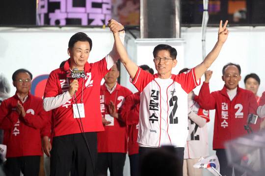 김문수 국민의힘 대선 후보가 지난 28일 대구 중구 동성로를 찾아 유영하 국민의힘 의원과 유세하고 있다. 연합뉴스