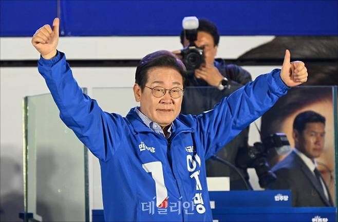 이재명 더불어민주당 대선 후보가 2일 서울 영등포구 여의도공원 문화의마당에서 열린 마지막 유세에서 손가락을 들어 보이고 있다. ⓒ데일리안 홍금표 기자