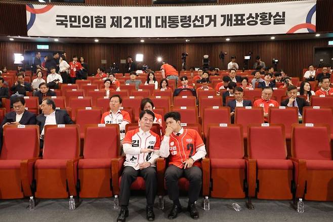 김용태 국민의힘 비상대책위원장과 안철수 의원이 3일 국회도서관에 마련된 국민의힘 21대 대선 개표상황실에서 출구조사 결과를 지켜보며 대화하고 있다. ⓒ연합뉴스