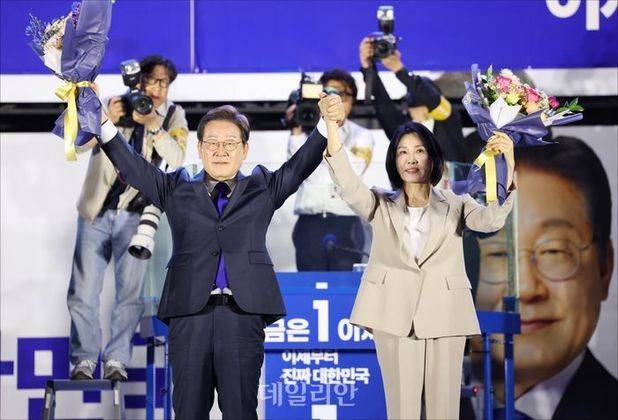 이재명 제21대 대통령이 4일 서울 여의도 국회 일대에서 열린 국민 개표방송 행사에서 배우자 김혜경 여사와 함께 감사 인사를 하고 있다. ⓒ데일리안 홍금표 기자