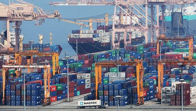 1일 경기도 평택항에 컨테이너가 쌓여 있는 모습 ⓒ연합뉴스