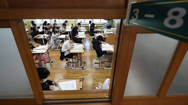 2025학년도 대학수학능력시험 9월 모의평가가 실시된 작년 9월, 대구 수성구의 한 고등학교 3학년 교실에서 수험생들이 시험 준비를 하고 있다.ⓒ연합뉴스