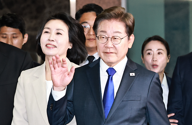 21대 대통령 선거에 출마한 더불어민주당 이재명 후보가 3일 인천 계양구 자택을 나와 지지자들에게 인사를 하고있다. 양회성 기자 yohan@donga.com