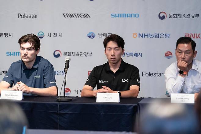 2023년 항저우 아시안게임 사이클 매디슨 은메달리스트 김유로(가운데)가 3일 투르 드 경남 2025를 앞두고 열린 기자회견에서 질문에 답하고 있다. 오른쪽은 한국 사이클의 전설 조호성 서울시청 감독. 경남도 제공