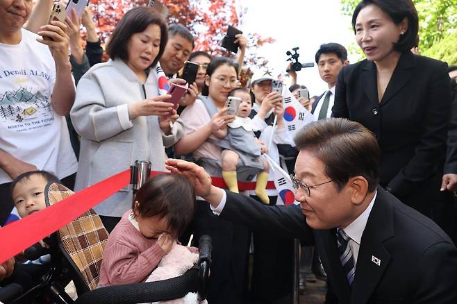 이재명 대통령이 4일 인천 계양구 사저에서 주민들과 인사를 나누고 있다. 뉴시스