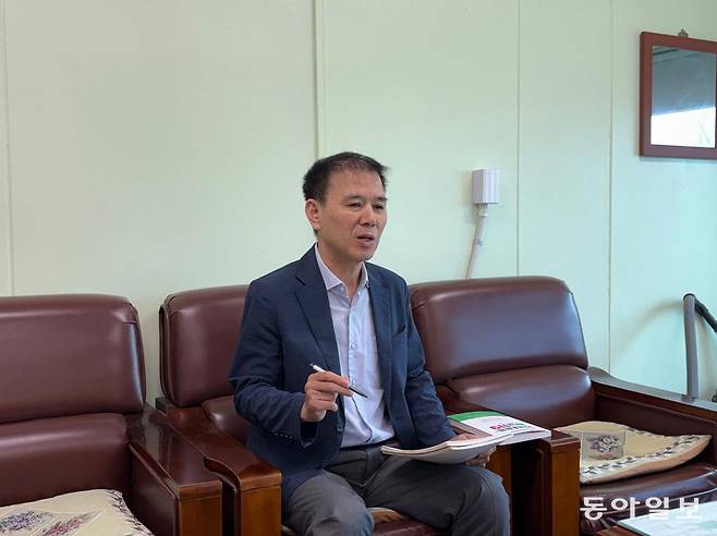 인천 미추홀구 학익동에 위치한 인하사대부중 3층 교무실에서 김창완 인하사대부중 교감(61)이 학부모가 교사와 소통하거나 민원을 제기하는 적절한 방법에 대해 얘기하고 있다. 인천=여근호 기자 yeoroot@donga.com