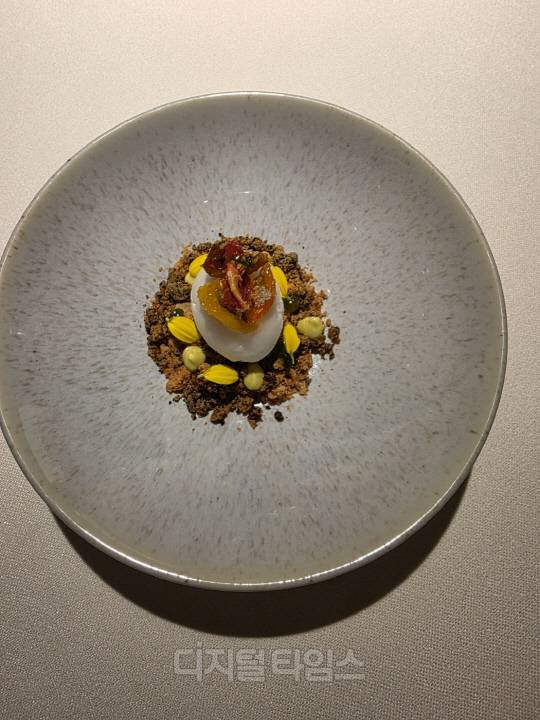 지난 30일 서울 신사동 '기와강'에서 진행된 컬리 '다이닝 위크'에서 '컬리 스페셜 메뉴'로 선보인 '반건조 토마토와 깻잎 소르베'.