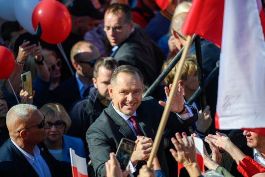 카롤 나브로츠키가 자신을 지지해준 유권자들과 만남을 갖고 있습니다. 친트럼프 성향의 극우 민족주의자 나브로츠키는 결선투표에서 막판 뒤집기에 성공, 대통령에 당선됐습니다. EPA 연합뉴스