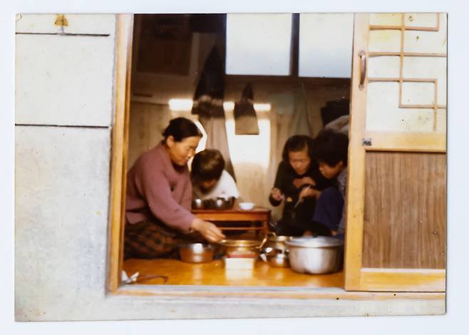 1980년 성남으로 이사온 지 4년 만에 지하를 벗어나 처음 1층으로 이사한 날. 가족들과 밥 나누어 먹는 장면을 셋째 형님이 촬영한 사진. 민주당 제공