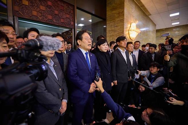 2024.12.4 새벽 1시 40분 계엄선포는 명백한 위헌,불법임을 밝히는 선언기자회견. 민주당 제공