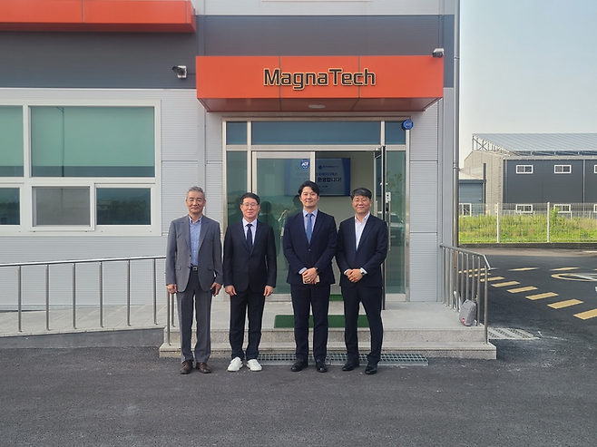 매그나텍·성우ITS·대진반도체이가고효율 방열 소재 사업 업무 협약을 체결했다. 왼쪽부터 주종필  매그나텍 부회장, 왕주근 성우아이티에스 대표, 박태진 대진반도체 대표가 매그나텍 광주 공장에서 기념촬영했다.