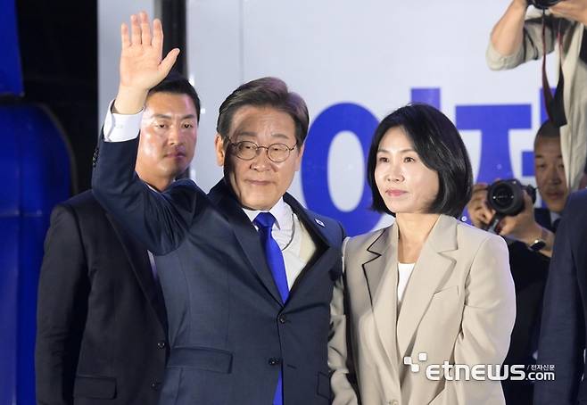 제21대 대통령 선거 당선이 확실시 된 이재명 더불어민주당 후보가 4일 새벽 서울 여의도 의사당대로에서 열린 국민 개표방송 행사에서 지지자들을 향해 손 흔들고 있다. 김민수기자 mskim@etnews.com