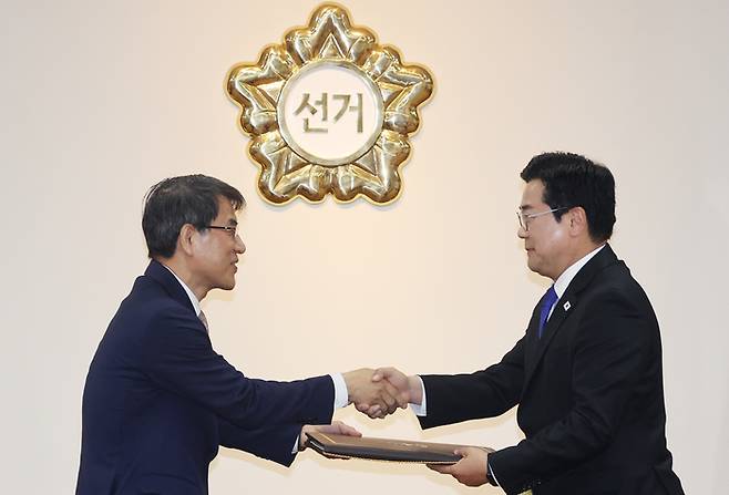 노태악 중앙선거관리위원장(왼쪽)이 4일 경기도 과천시 중앙선관위에서 더불어민주당 박찬대 원내대표에게 이재명 대통령 당선인의 당선증을 전달한 뒤 악수하고 있다. (사진=연합뉴스)