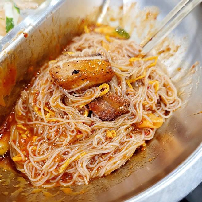 노총각 돼지갈비 혼밥