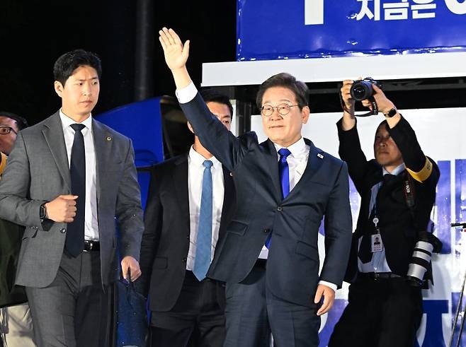 당선이 확실시된 이재명 더불어민주당 대통령 후보가 4일 서울 여의도 국회 앞에 마련된 민주당 국민개표방송시청 현장을 찾아 지지자들에게 인사하고 있다. 공동취재. 뉴스1