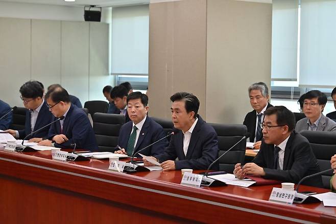 김태흠 충남지사(오른쪽 두번째)가 4일 도청 중회의실에서 열린 제77차 실국원장회의에서 지난달 25일부터 7박 8일 일정으로 다녀온 인도네시아와 호주 출장의 후속 조치 마련을 주문하고 있다.