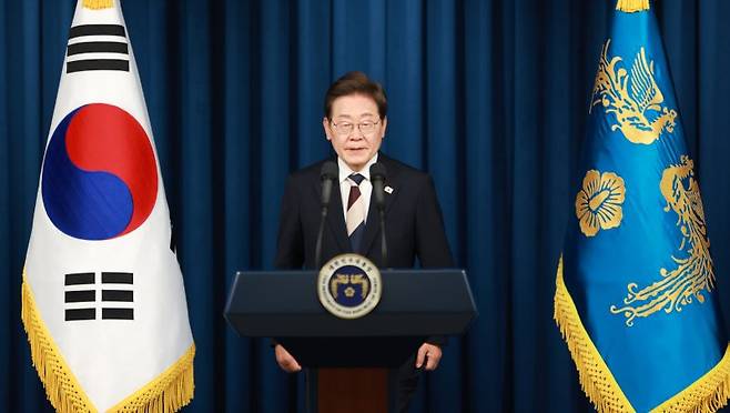 [서울=뉴시스] 고범준 기자 = 이재명 대통령이 4일 서울 용산 대통령실 청사에서 새 정부 첫 인사 발표를 하기 위해 연단에 오르고 있다. 2025.06.04. bjko@newsis.com /사진=뉴시스